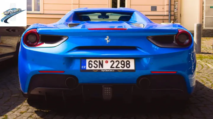 Carro esportivo azul vibrante estacionado em rua de paralelepípedos - República Tcheca